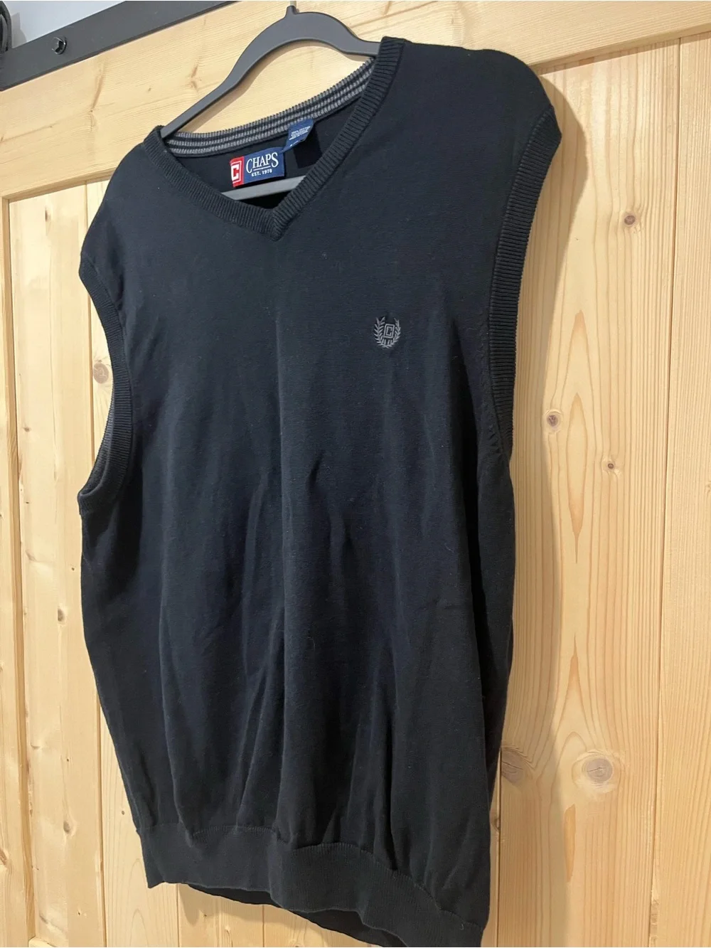 Chaps Black V-Neck Sweater Vest with Crest Large. ⛳️